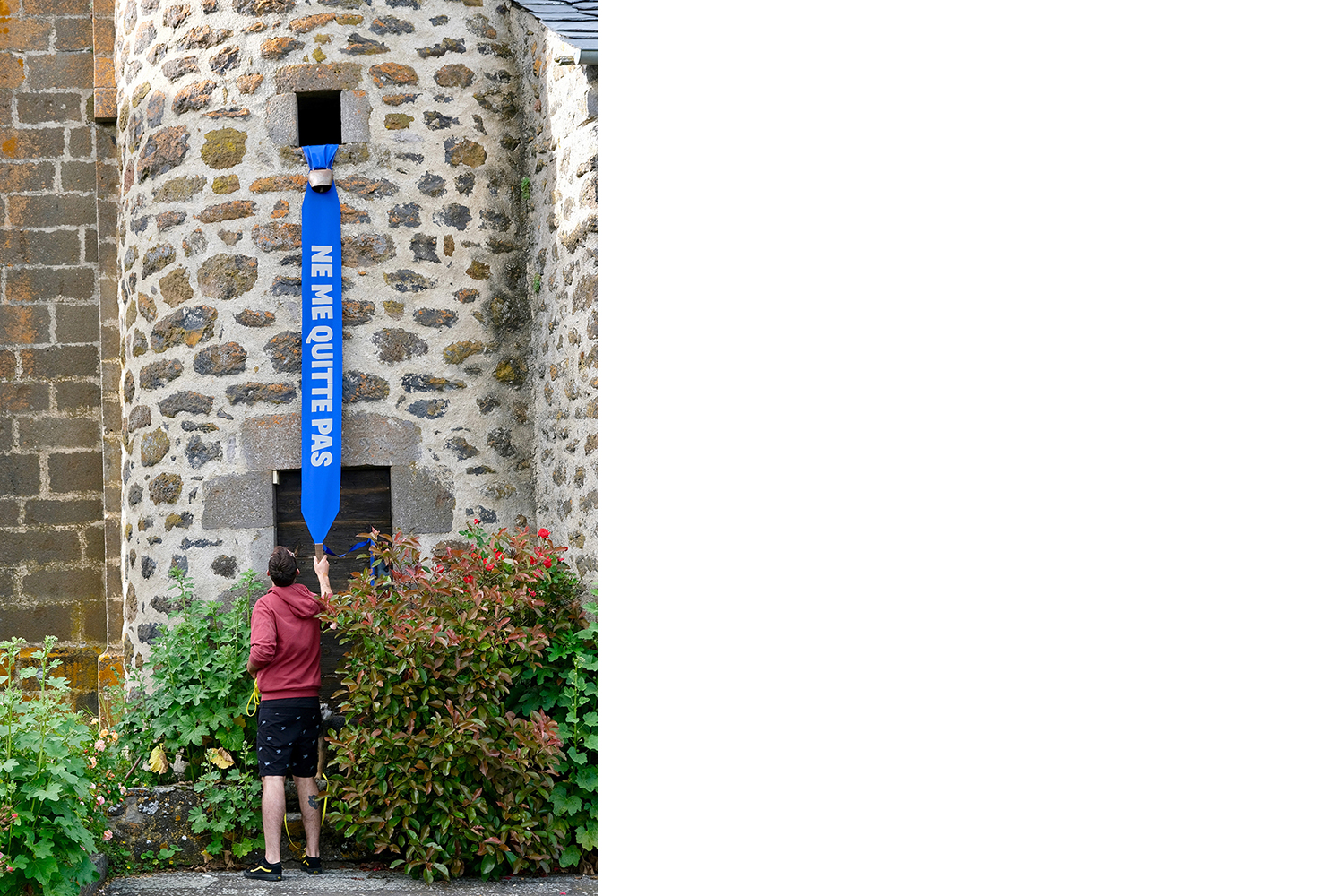 banderole "Ne me quitte pas" installée sur l'église