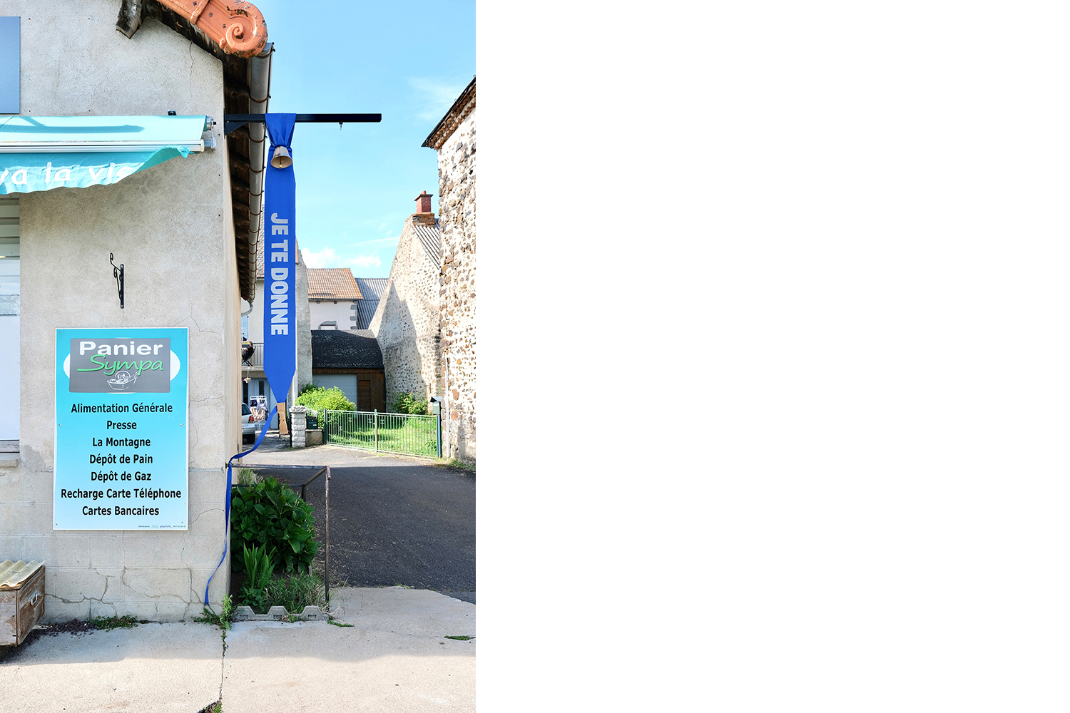 banderole "Je te donne" installée à la superette du village