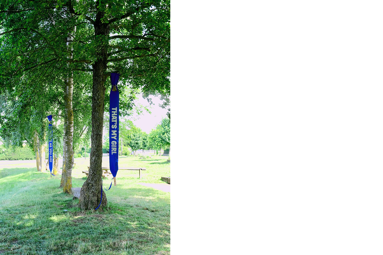 banderole "That's my girl" installée au centre du village